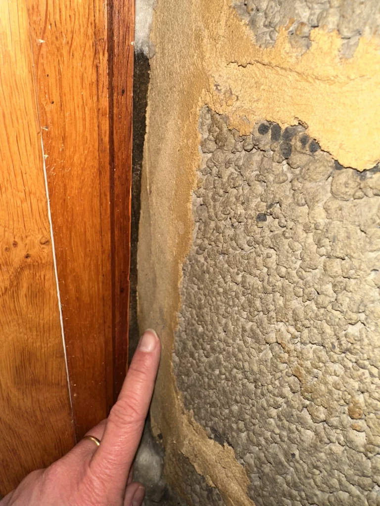 On voit clairement un défaut d’isolation + un problème de liaison mur / menuiserie.